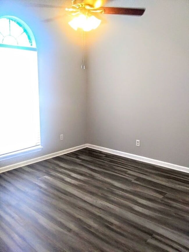 Building Photo - 10 Chamois Ct