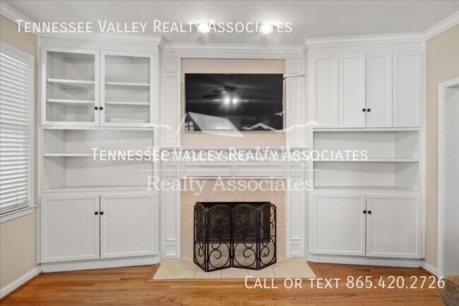 Building Photo - 821 Foxfield Ln