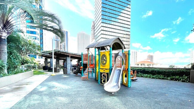 Building Photo - LUXURY DOWNTOWN PENTHOUSE w/ PANORAMIC VIE...