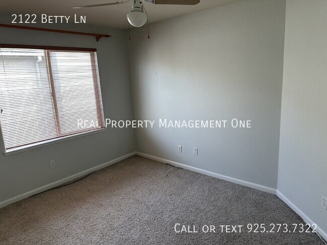 Building Photo - 2122 Betty Ln
