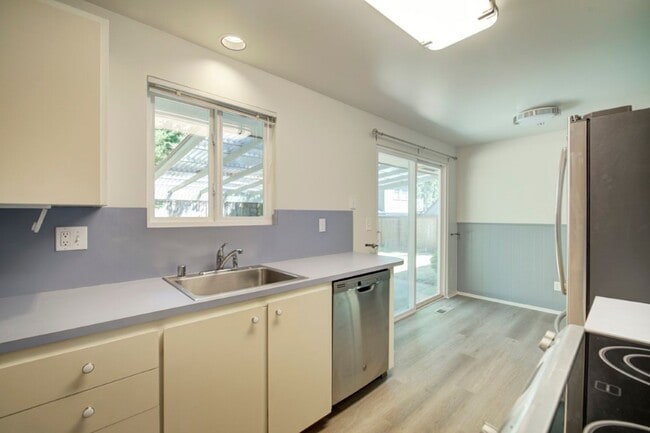 Building Photo - 3Bd/1.75Ba Kirkland House
