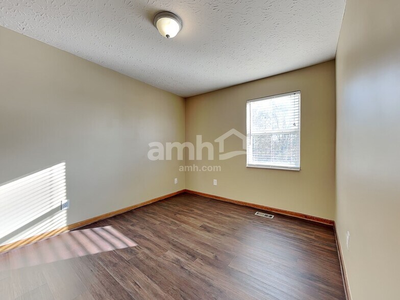 Building Photo - 7036 Maple Crest Ct