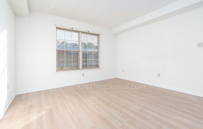 Building Photo - Modern Home with 1st Floor Master, Garage, Walk-in Closets, and 2nd floor laundry AVAILABLE NOW!