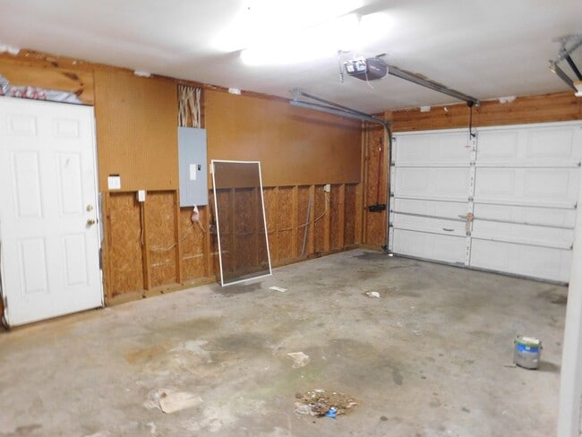 Building Photo - 210 Rivershore Dr