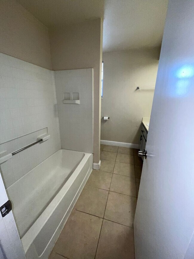 Building Photo - Two Story, 4BR/2.5BA, Very Large Backyard ...