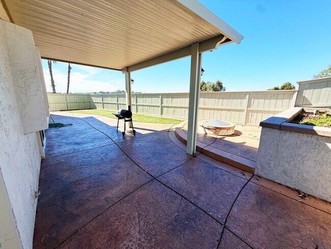 Building Photo - Stunningly Upgraded 3 Bed/2.5 Bath Home