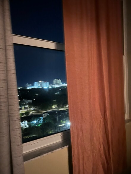 Building Photo - 2030 Douglas Rd