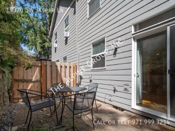 Building Photo - Beautiful Townhome in Quiet Neighborhood!