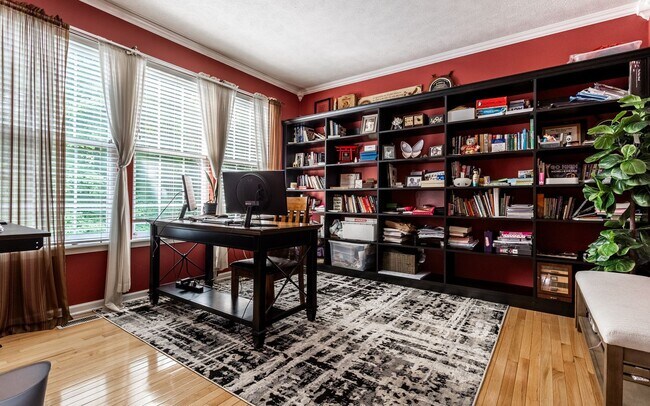 Building Photo - Spacious 5-Bed Home with In-Law Suite, Fin...