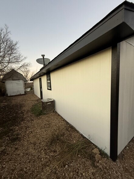Building Photo - 430 Goliad Cir