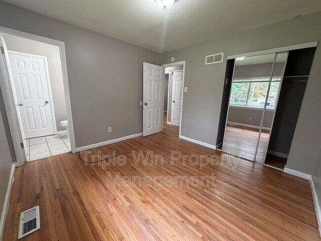 Building Photo - 714 Undercliff Dr