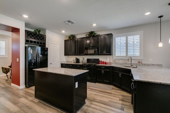 Building Photo - Furnished 5-Bedroom Home with Two Primary Suites