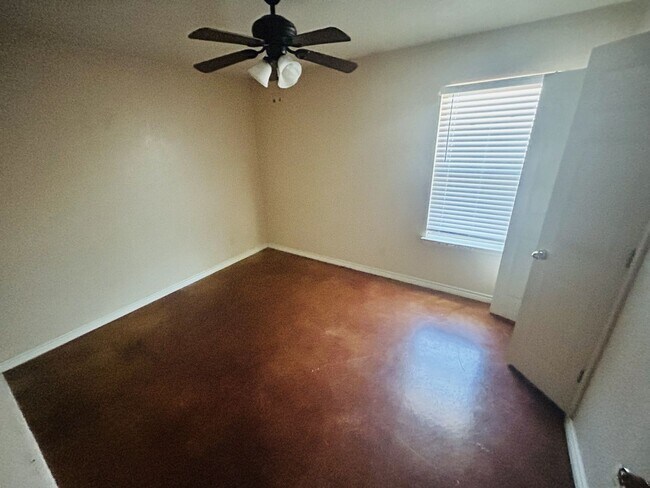 Building Photo - 2009 Charleston Ct