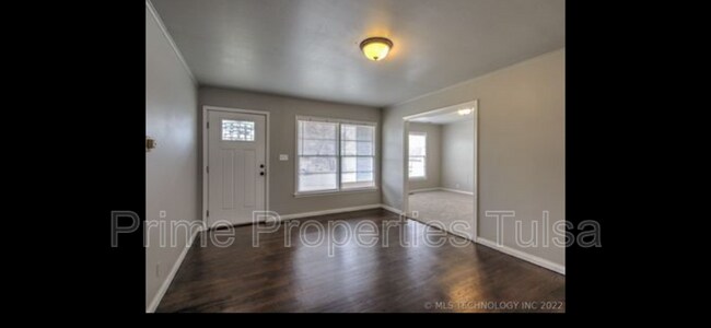 Building Photo - 925 E Thompson Ave