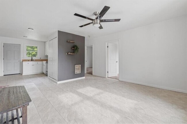 Building Photo - 608 N College Dr