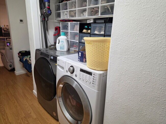 Building Photo - 3 bed 1 bath Duplex with garage and privat...