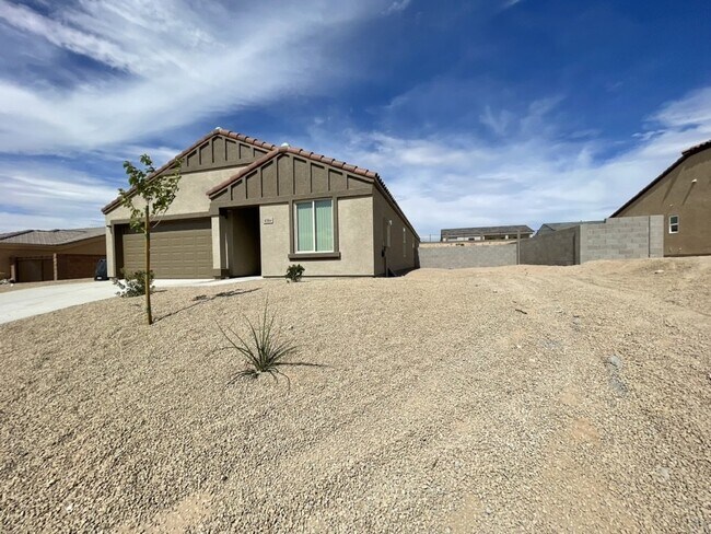 Building Photo - 4 bed 2 bath spacious home with garage BHCRENT.COM