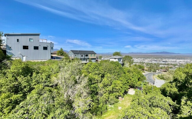 Building Photo - Gorgeous Home with Stunning Views!