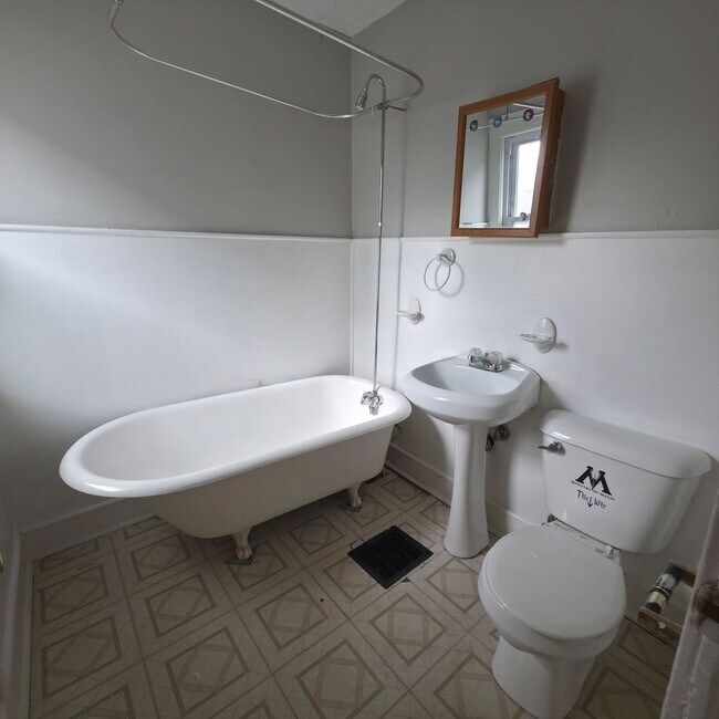 Building Photo - 2064 Halstead Ave