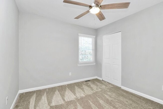 Building Photo - END UNIT 3BD/2.5BA Townhome in Lexington Commons