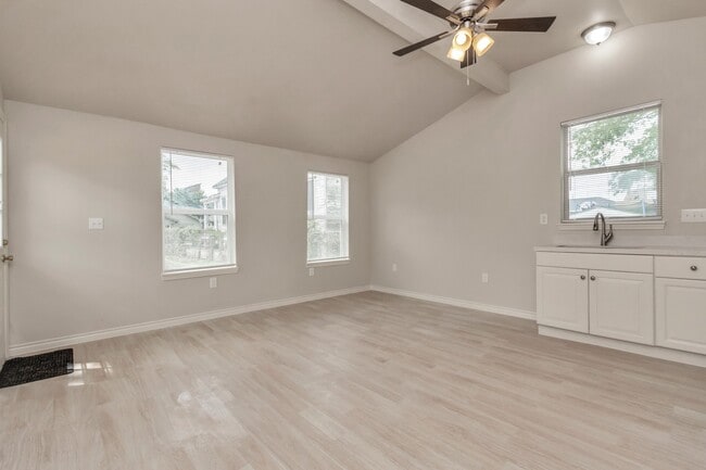 Building Photo - 211 Stiles St