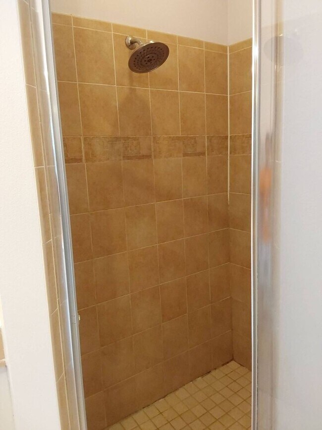 Building Photo - Cozy 3/2/2 single family house with screened in porch!