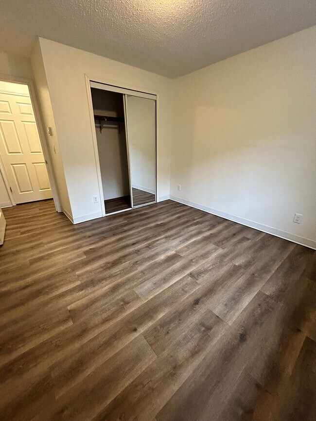 Building Photo - 2 Bedroom, 1 Bathroom apartment Available Immediately