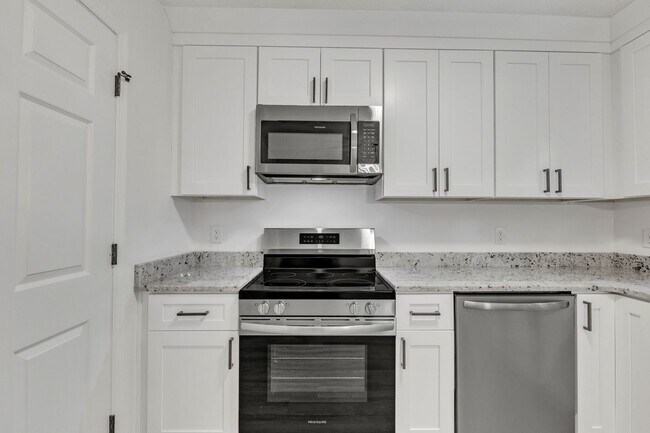 Building Photo - Fully Renovated Townhome - Downtown Wake Forest!