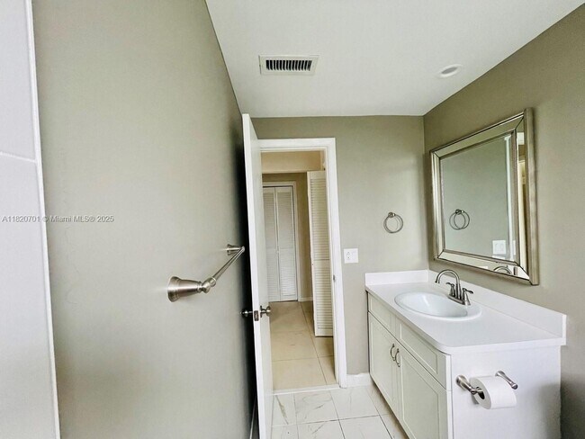 Building Photo - 5099 Ponce de Leon