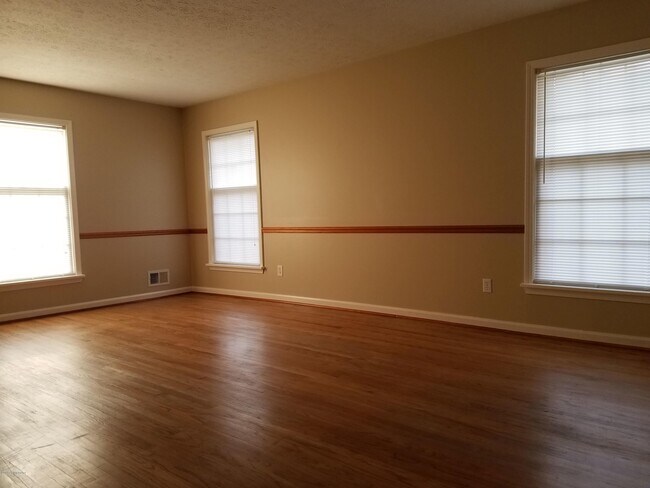 Building Photo - 905 Fenley Ave