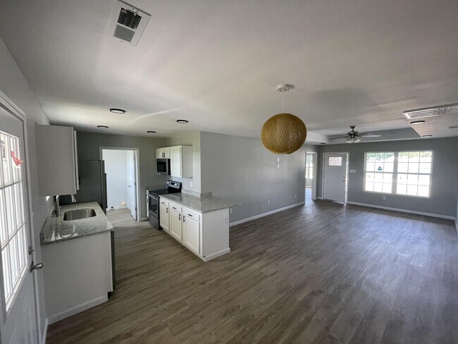 Building Photo - 1126 Three Corners Dr