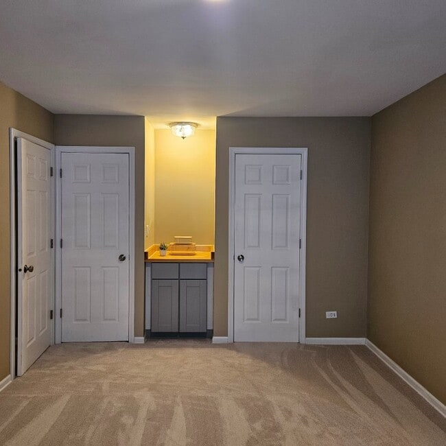 Building Photo - 260 E Court of Shorewood