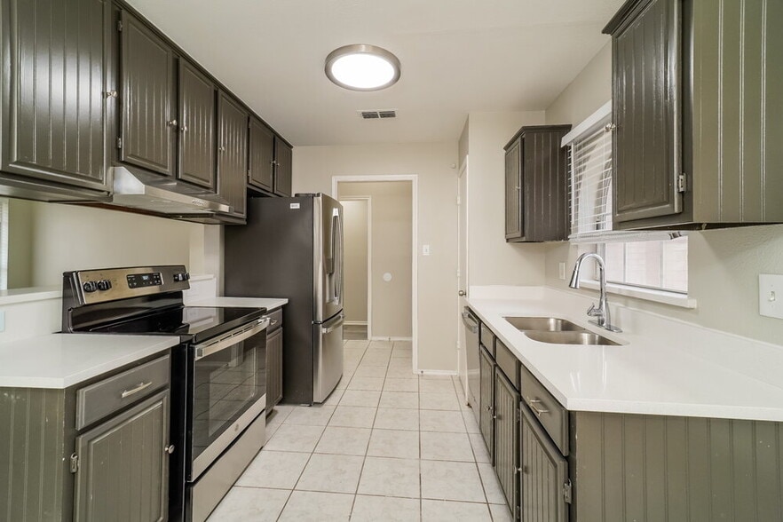 Building Photo - 100 Sandlewood Ln