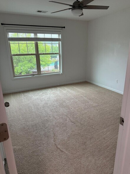 Building Photo - 2124 Greencrest Cir