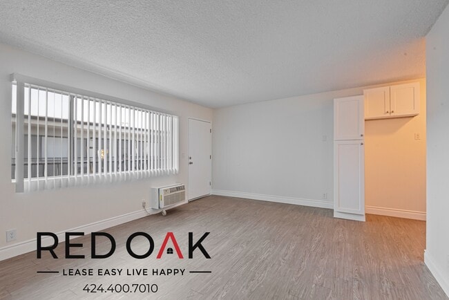 Primary Photo - Lovely Studio with Hardwood Style Floors, ...