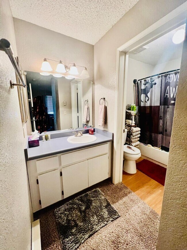 Building Photo - 2600 S White Mountain Rd