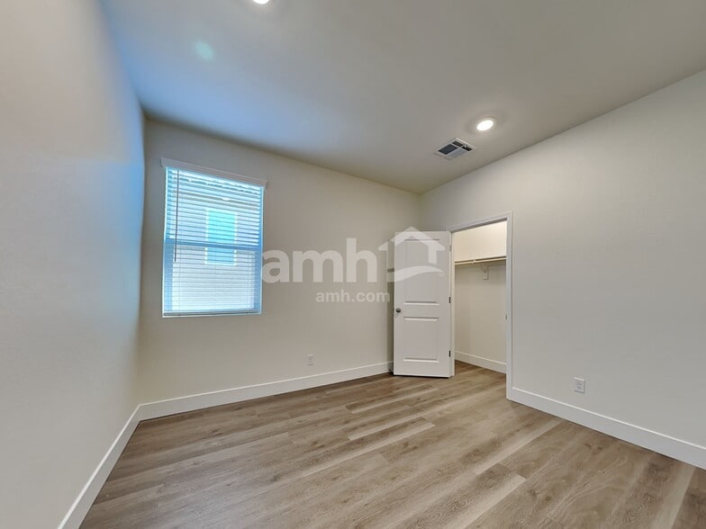 Building Photo - 545 Silverbell Fls Pl