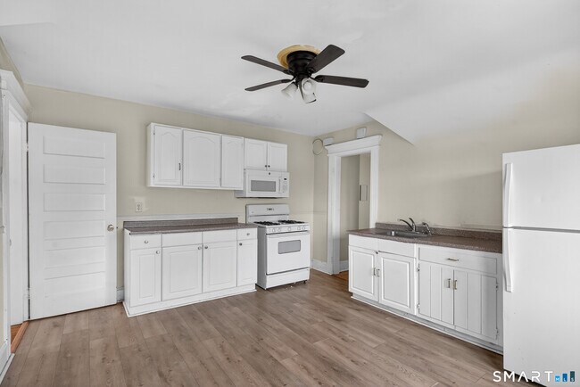 Building Photo - 361 Ridgefield Ave