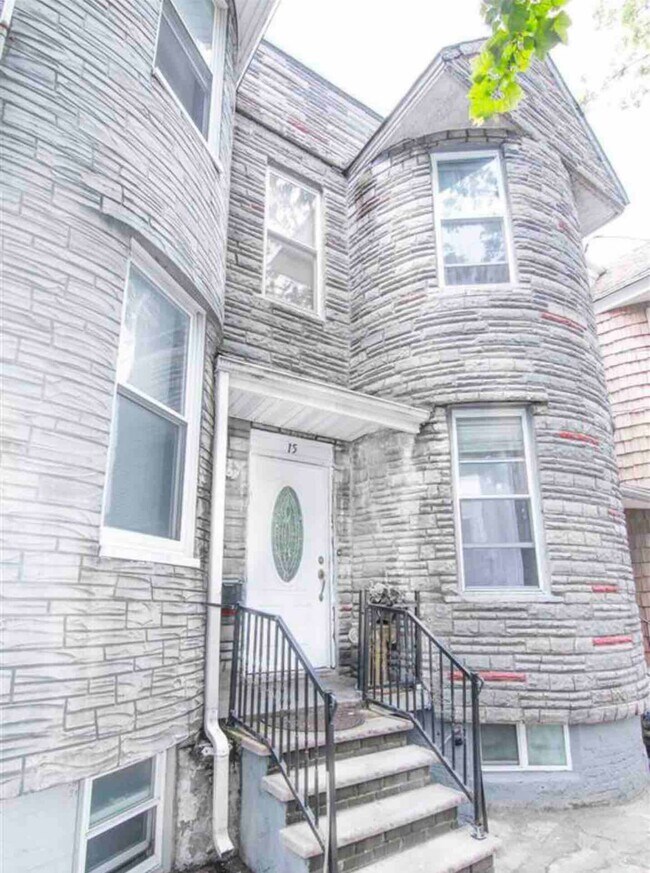 Building Photo - 15 Bond St