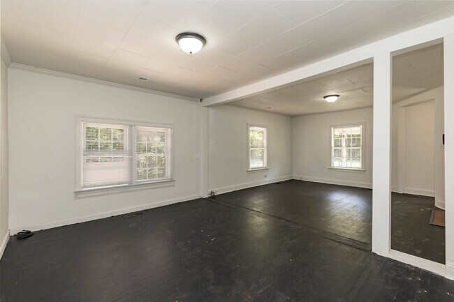 Building Photo - Beautiful Three Bedroom Home!