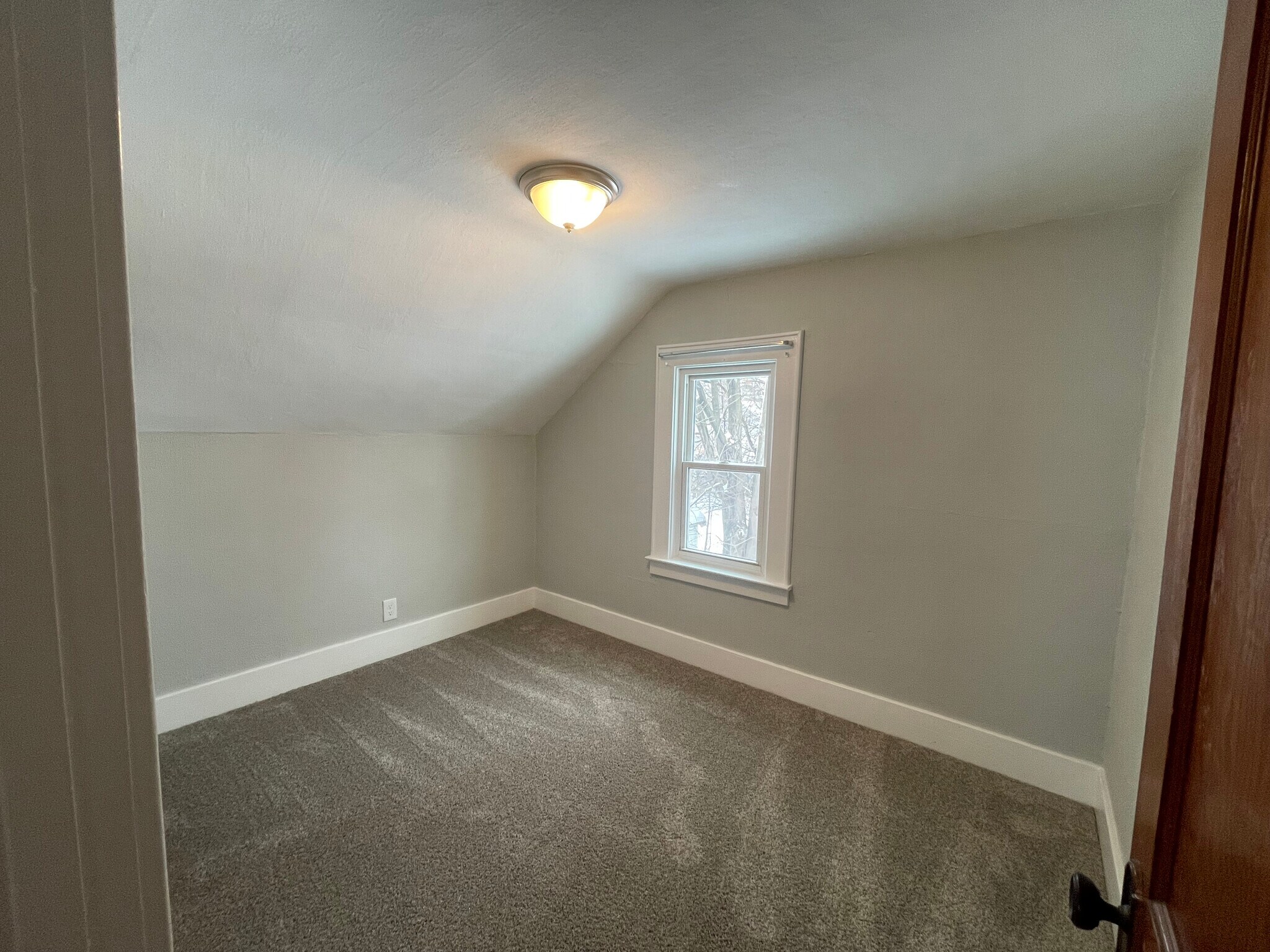 Building Photo - 104 Lynhurst Ave