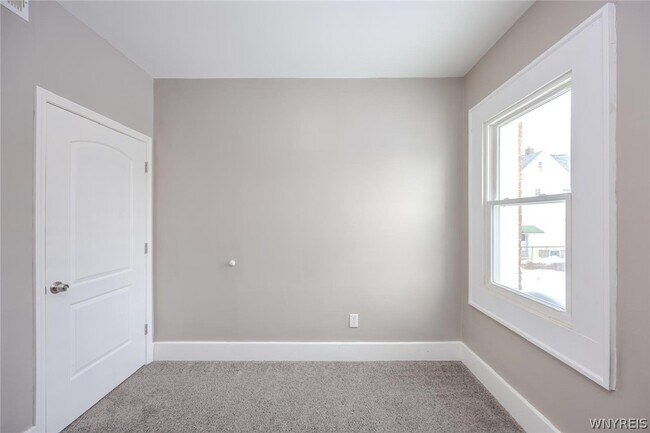 Building Photo - 1204 Niagara St