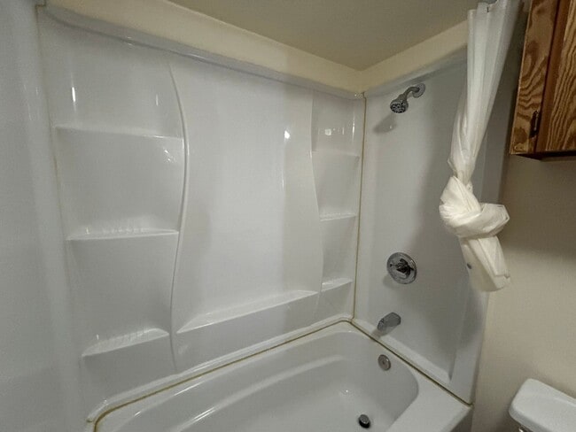 Building Photo - 3 Bed 2 Bath Mobile Home W/ Many Amenities...
