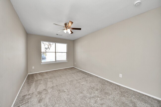 Building Photo - 826 Bandon Ln