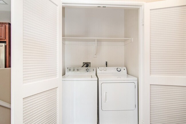 Building Photo - Nicely upgraded townhouse in resort-like E...