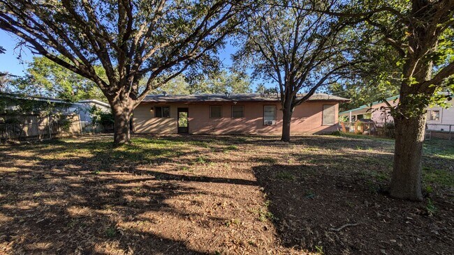 Building Photo - 1110 Sumner Dr