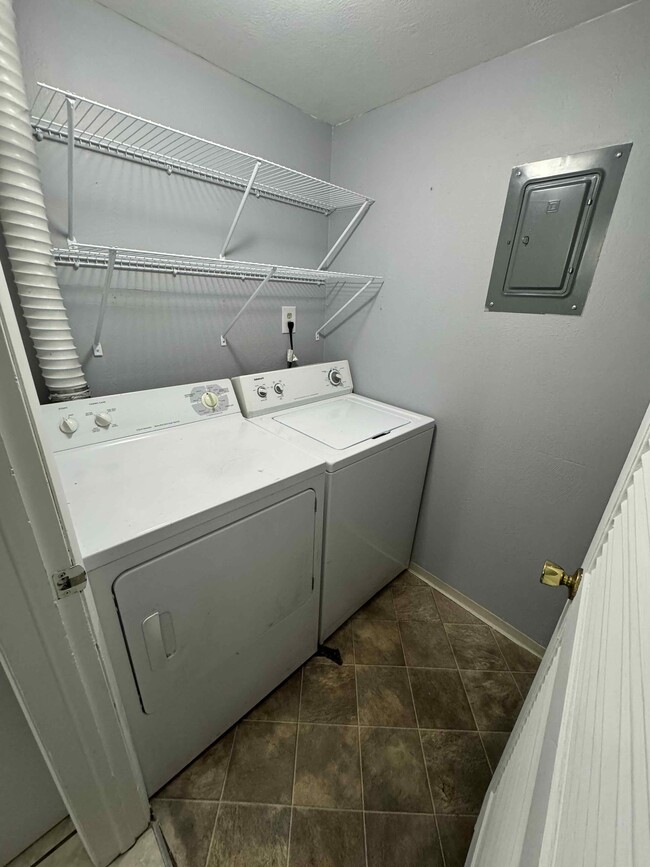 washer and dryer in unit - 4015 Tappan Dr