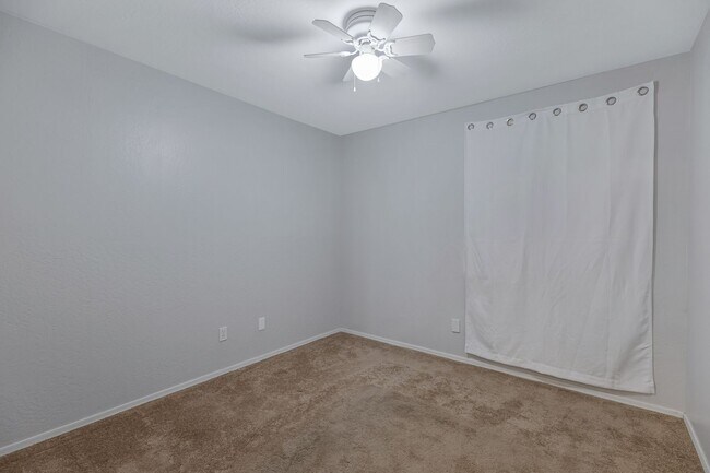 Building Photo - 4 Bedroom/2 Bathroom Remodeled home with S...