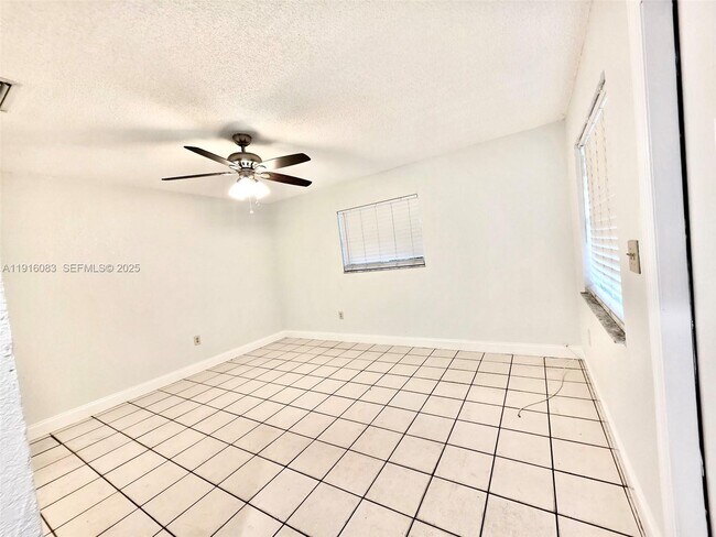 Building Photo - 422 NE 166th St