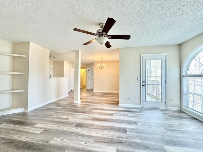 Building Photo - Immaculate 2 BR condo convenient to loop and I-40